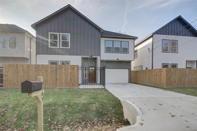 Photo - 9305 Tower St