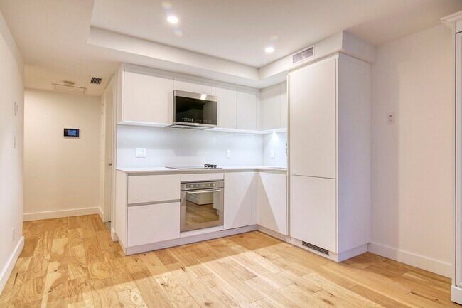 Building Photo - 3460 Rue Peel Unit 1214