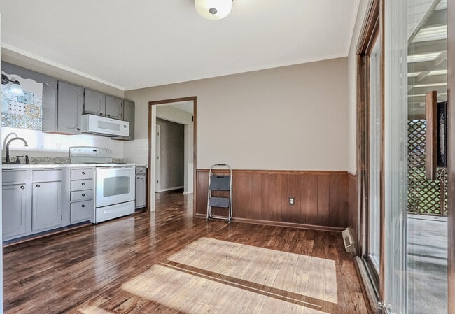 Photo - 2212 Rose Dr