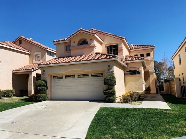 Building Photo - Downstairs bed + bath in gated community w... Rental