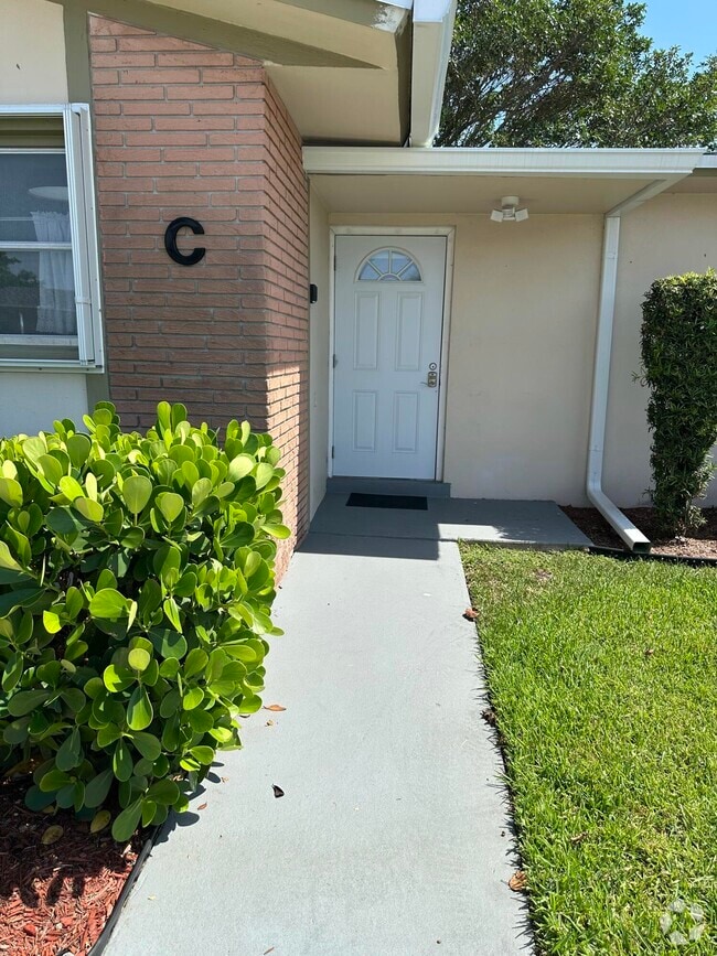 Building Photo - 2590 Barkley Dr E Rental