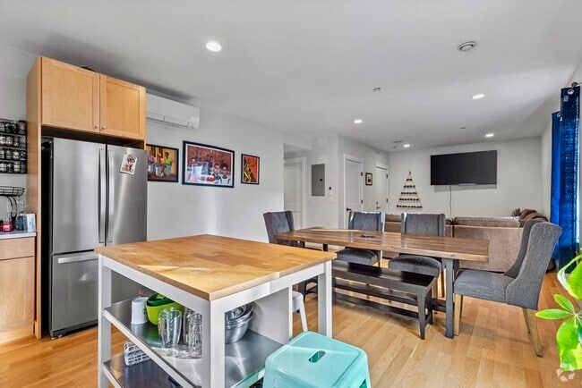 Building Photo - 10 Copeland Park Unit 1 Rental