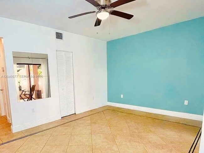 Photo - 585 NE 66th St Unidad 3