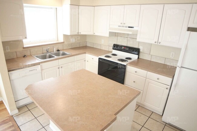 Photo - 320 W Laurel St