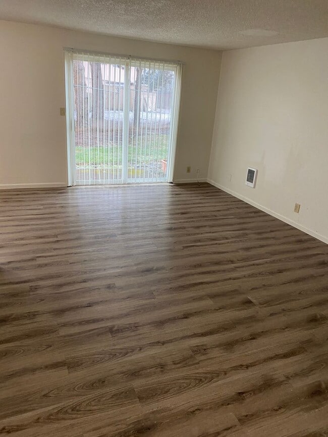 Photo - (905) Draper Arms Apartments - 2 Bedroom /... Unit 642-5 (R)