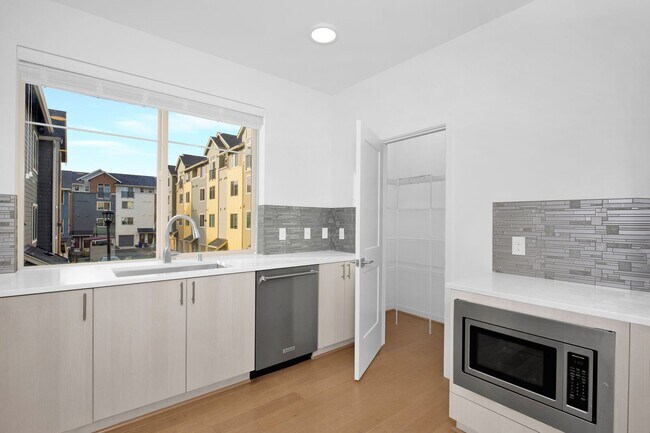 Photo - Bellevue spacious townhome living - 2 car garage