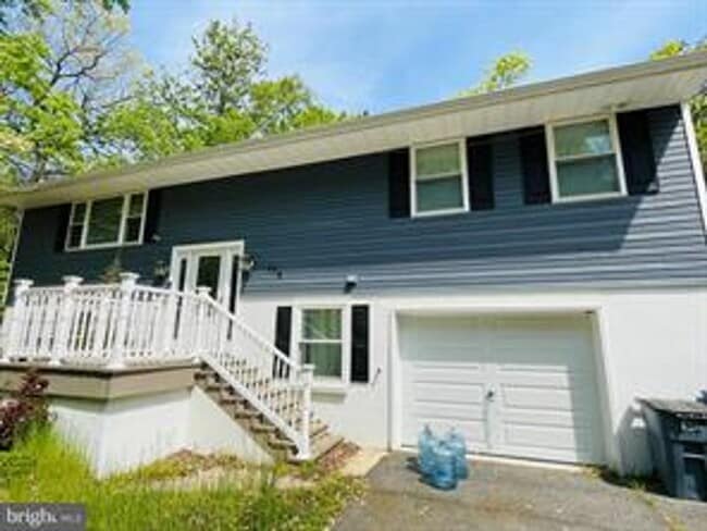 Building Photo - Modern 4 bedroom with fenced backyard Rental