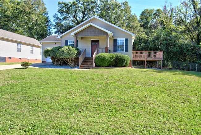 Building Photo - 3 Bed, 2 Bath Home Near Downtown Greenvill...