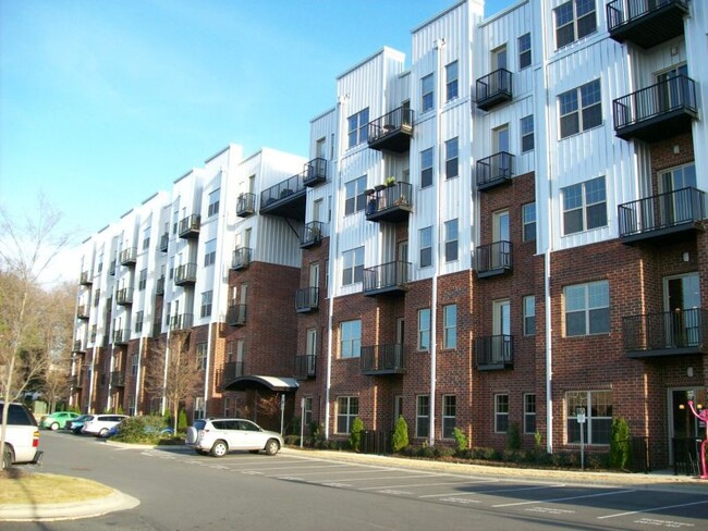 Great 2 Bed, 2 Bath Condo in NODA - Great 2 Bed, 2 Bath Condo in NODA