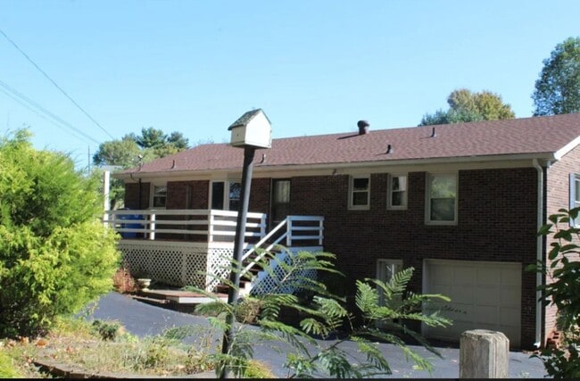 113 Moss St