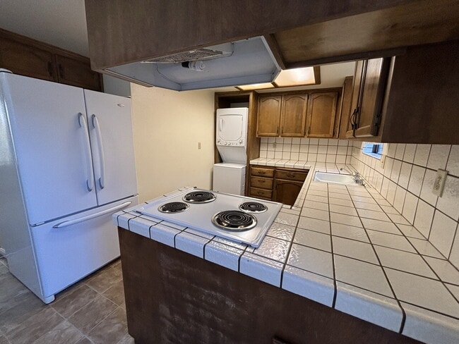 Photo - Well maintained condo close to city amenities and Lyon's Park!