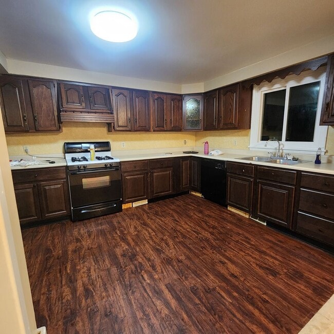 Photo - Spacious 3 Bedroom 1.5 Bath Single Family ...