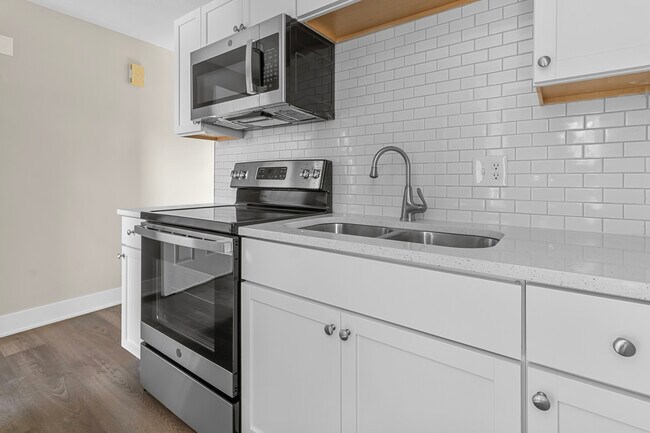 Photo - 703 E 106th St