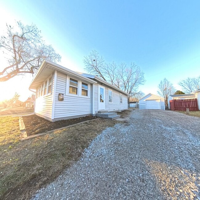 Building Photo - 2 Bedroom 1 Stall Garage East Side Home for Rent