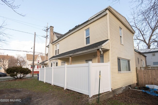 Photo - 416 5th St NW