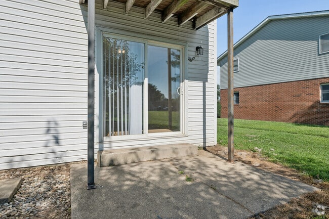2BR, 1BA - 850SF - Patio