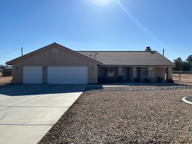 Building Photo - 3 bedroom, 2 bathroom in Apple Valley! Rental