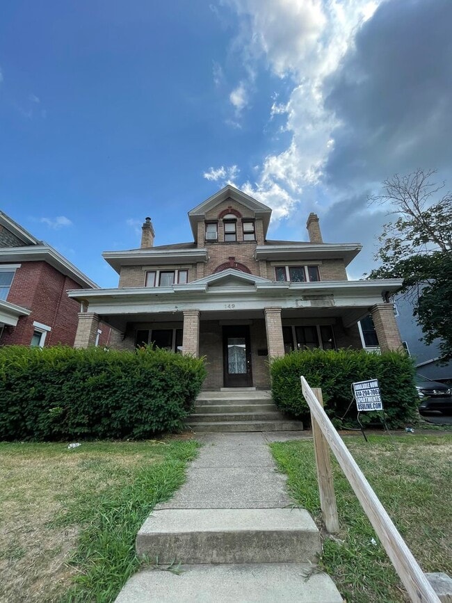Building Photo - Large Brick 7 bedroom home. email Amber@os...