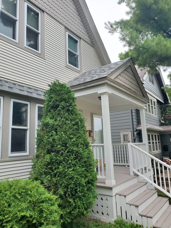 Building Photo - 3235 S Indiana Ave Unit Upper Rental