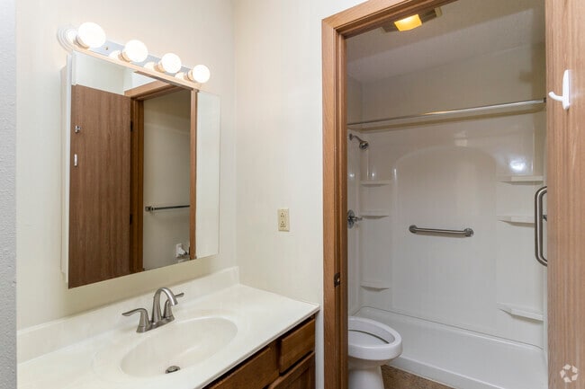 2BR, 1BA - 768SF