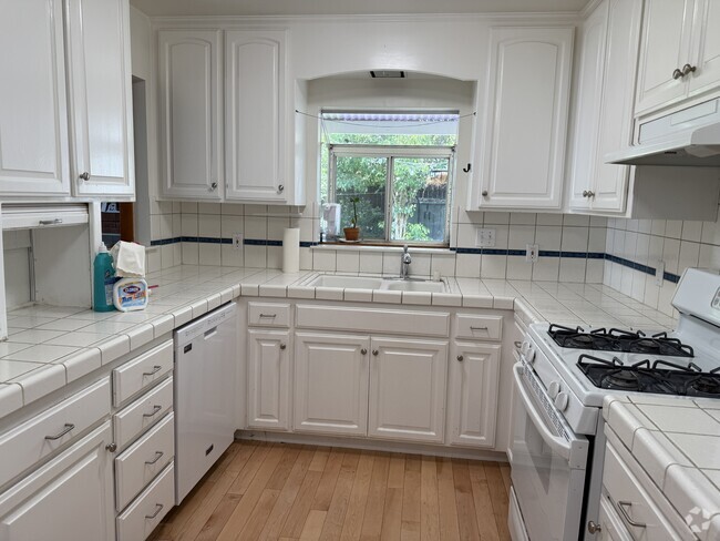 Building Photo - 2412 Alameda St Rental