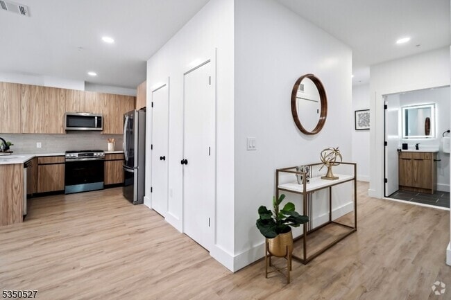 Building Photo - 310 W Jersey St Unit 305 Rental