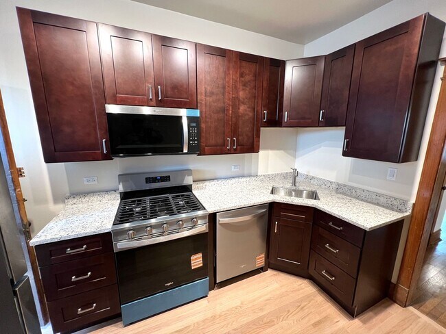 Photo - Stunning updated Wrigleyville 4-bed, 3-bath duplex featuring a modern kitchen, renovated baths & ... Unidad 1251-1