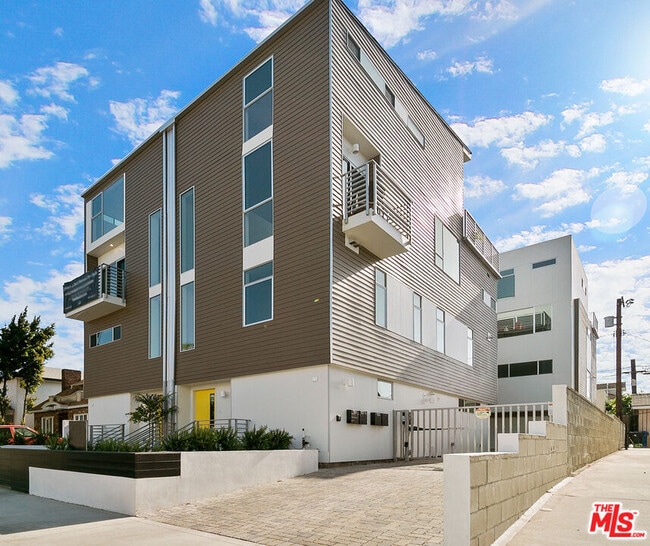 Building Photo - 421 S Wilton Pl Rental