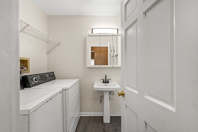 Photo - MOVE IN SPECIAL! SCORE HALF OFF 1ST MONTH'...