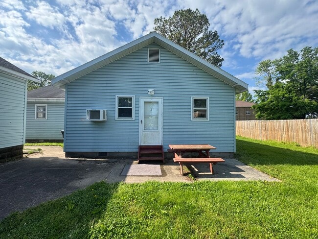 Photo - 319 E College St Apartment Unit #2