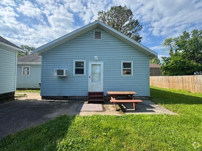 Building Photo - 319 E College St Unit #2 Rental