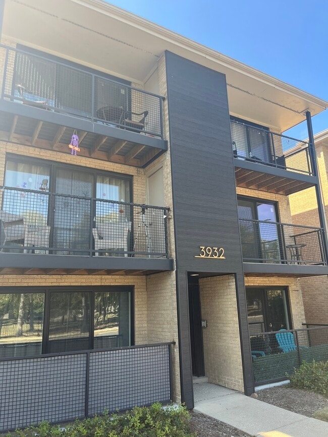 Building Photo - 3932 N Narragansett Ave Unit 3S Rental