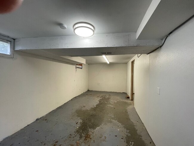 Photo - Finished Basement Work Space Studio - Clos... Unit Bottom