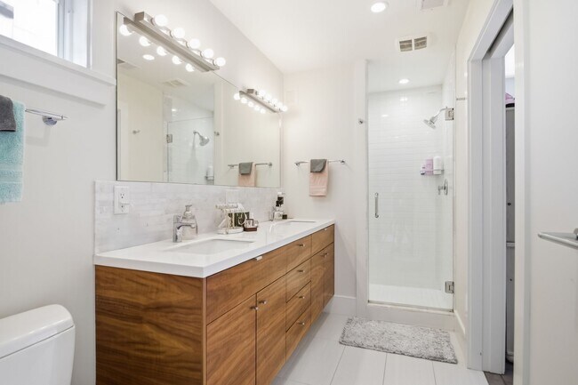 Photo - 28-B Charlotte Street- Amazing One Bedroom/Two Bathroom Freestanding Home