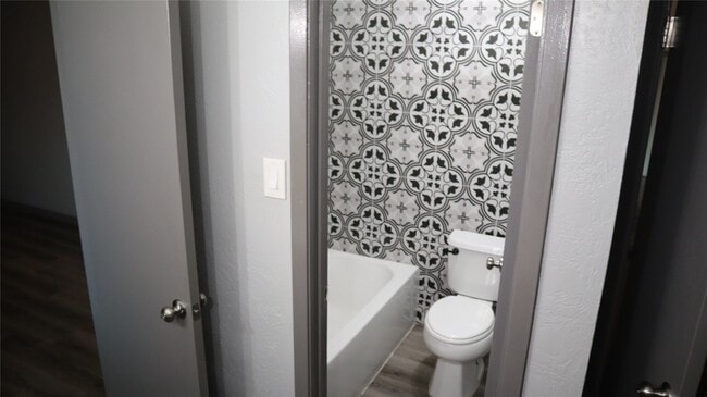 Building Photo - 2515 Edgedale Dr