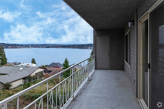 2BR, 2BA - 1,050SF