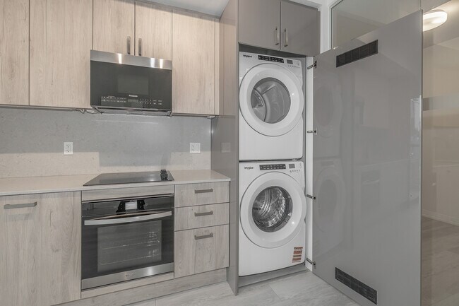 Photo - 280 Dundas St W