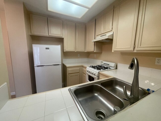 Building Photo - Adorable 2bdrm/2ba in Rancho Santa Margarita