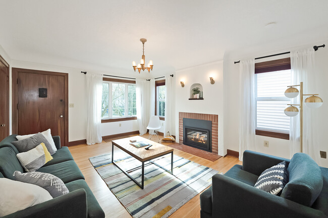 Photo - 2323 SE Pine St