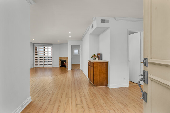 Open, spacious layout - 1000 S Westgate Ave Condominio Unidad 312