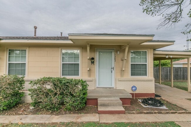 Building Photo - Recently updated 2-bedroom duplex in the desirable Ridglea area.