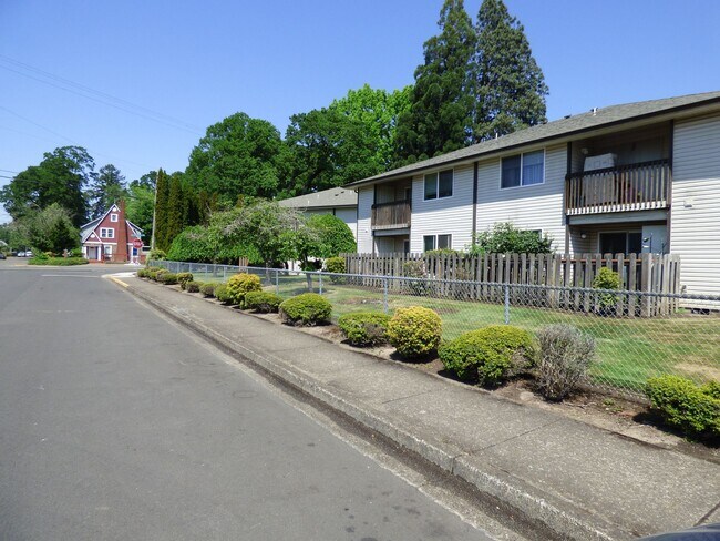 Photo - Rent Special: 1/2 Off April's Rent!! 2 Bedroom 1 Bath Unit NE Salem! Unit 3164