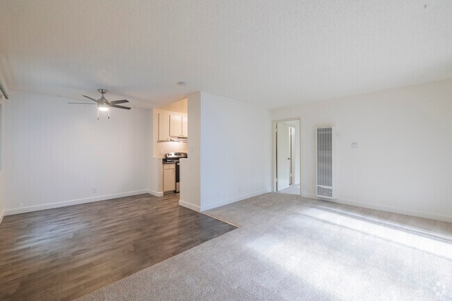 1BR, 1BA - 660SF - Living Room