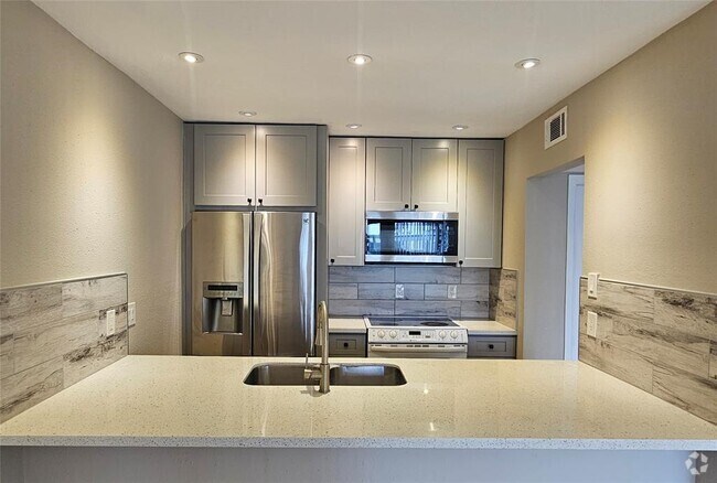 Building Photo - 2818 S Bartell Dr Unit 2 Rental