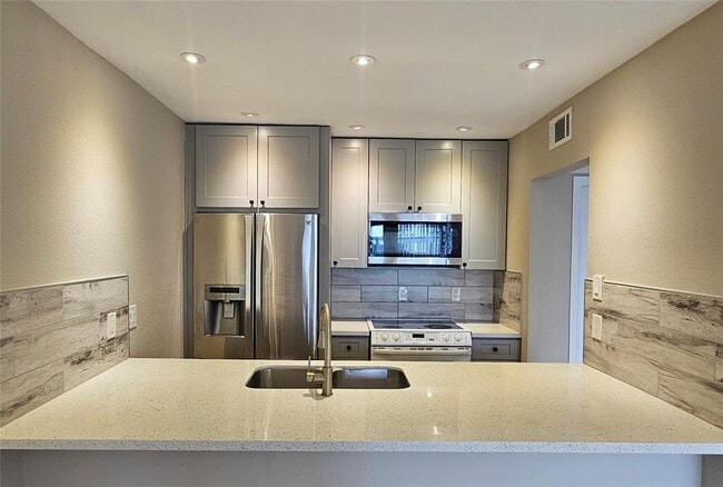 Building Photo - 2818 S Bartell Dr Unit 2 Rental