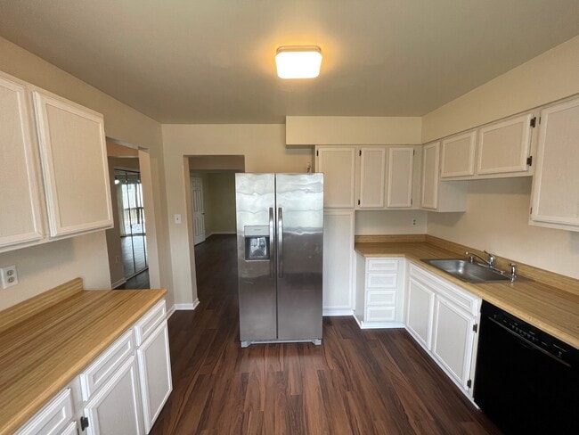 Cocina 2 - 8234 Roanoke Ct