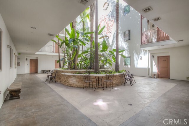 Building Photo - 4551 Coldwater Canyon Ave Unit 103 Rental