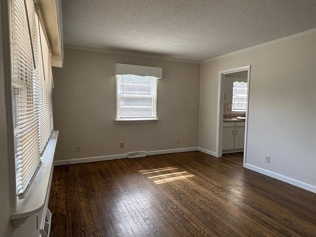 Photo - 3 BR with deck conveninent to Four Seasons Mall