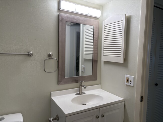 Bath - 2875 Palm Beach Blvd Unidad 302C Rental