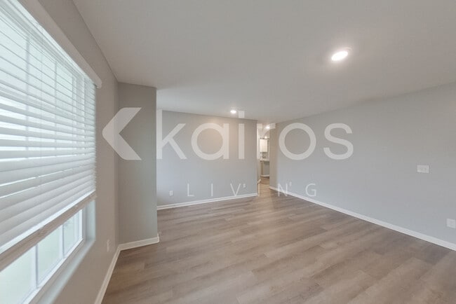 Photo - 35 E Luminous Way